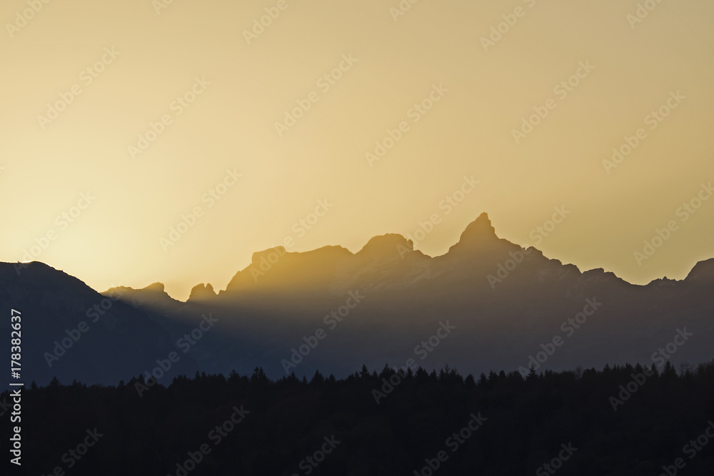Fototapeta premium Mountain contours at sunrise, Gebirgskonturen bei Sonnenaufgang