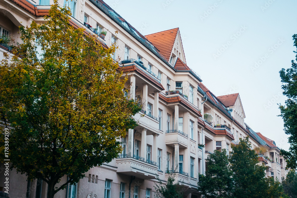 Fototapeta premium rose colored buildings in a street at treptower park