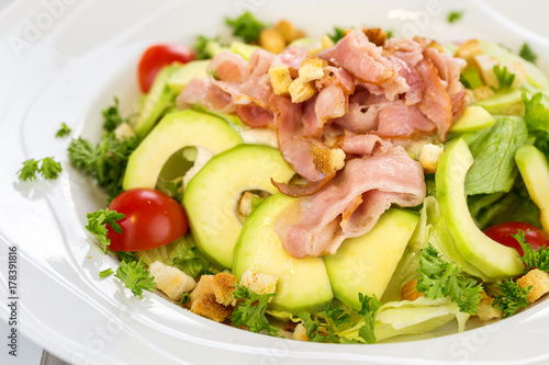 Green salad with avocado and bacon