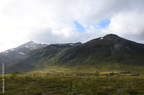 Kvaløya, Straße, Weg, Troms, Tromsø, Bucht,  Nordfjorden, Kattfjorden, Fjord, Meer, Kattfjordeidet, Tal, Hafen, Haus, Siedlung, Ebbe, Gras, abgeschieden, Fjord photo