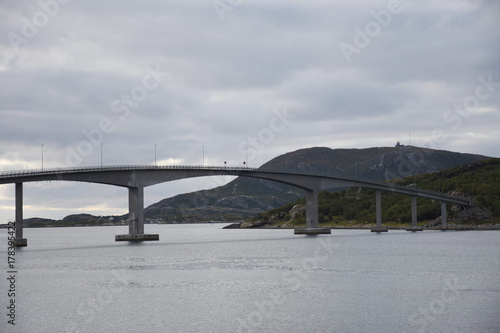 Norwegen, Sommarøy, Meer, Tromsø, Insel, Hillesøy, Brücke, Kurve, Geländer, Straßenbeleuchtung, Licht, Kvaløya, Dorf, Straße, Weg, Bucht, Sandstrand, Hafen photo