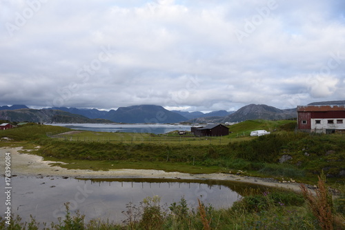 Norwegen, Sommarøy, Meer, Tromsø, Insel,  Hillesøy, Kvaløya, Dorf, Straße, Weg, Bucht, Sandstrand, Hafen, Haus, Siedlung, Ebbe, Gras, abgeschieden, Brensholmen, , Sandvika, Fjord, Troms, Ruhe photo