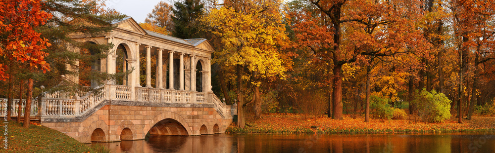 Obraz premium Marble bridge in Catherine garden in Pushkin