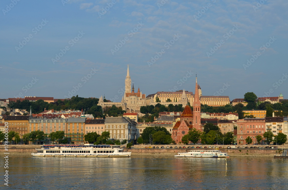 Panorama von Budapest mit Matthiaskirche und Donau
