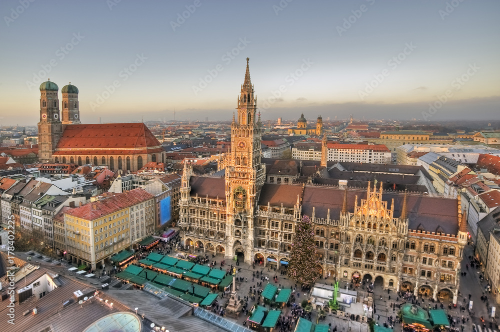 Dom, Rathaus, Marienplatz mit Christkindlmarkt plus Innenstadt München, gesehen vom Alten Peter. München, Bayern, Deutschland.