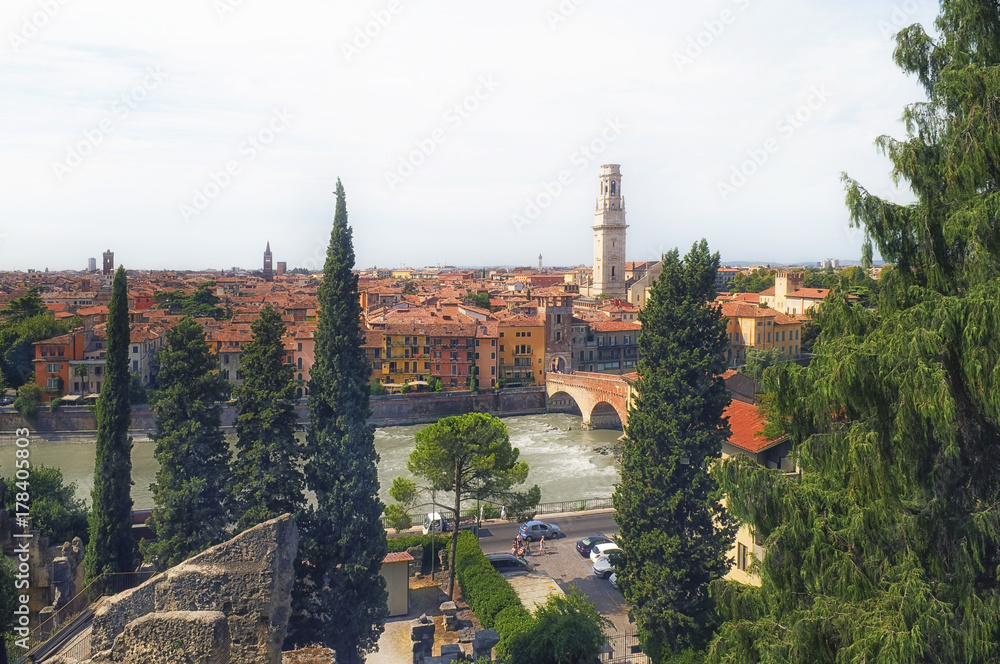 Blick vom Teatro Romano di Verona, dem antiken römischen Theater, Etsch-Brücke Ponte Pietra. In der Mitte der Dom Santa Maria Matricolare, Verona, Lombardei, Venetien, Italien, Europa.