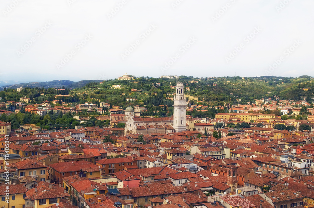 Blick auf Verona vom Torre dei Lamberti auf Duomo und Il Campanile, Dom und Glockenturm, Mitte. links Kloster Santuario della Madonna di Lourdes. Verona, Lombardei, Venetien, Italien, Europa.