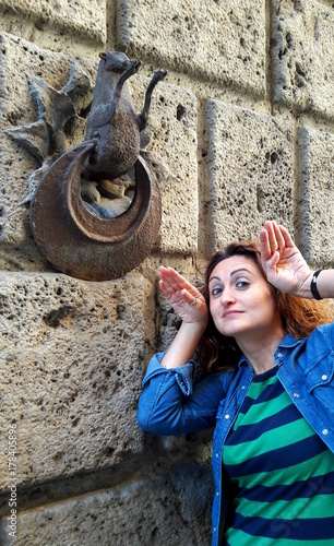 Turista che imita un animale - felicità photo