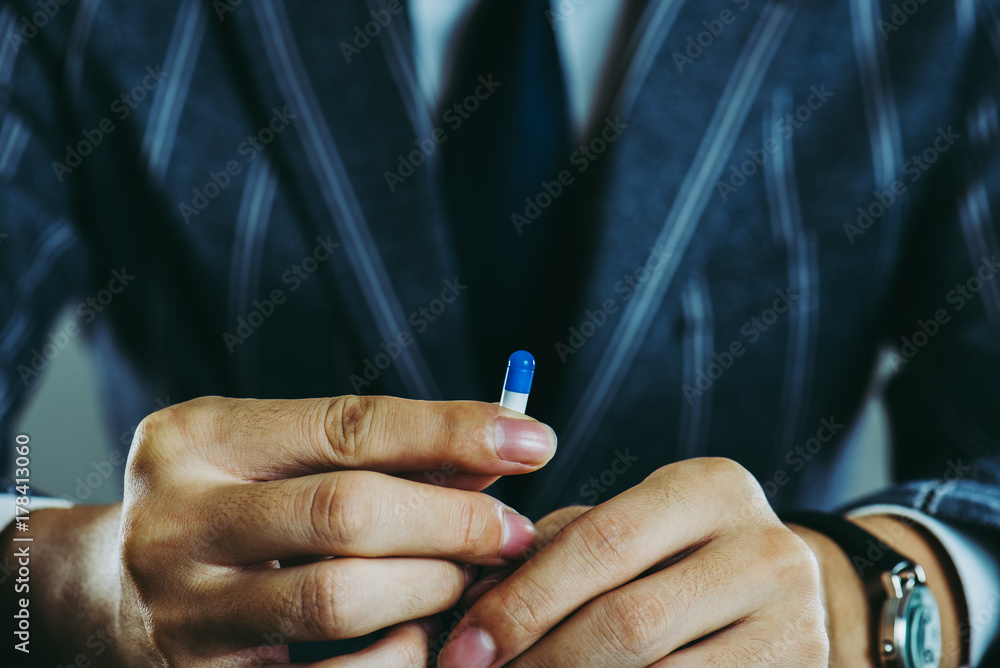 Obraz premium カプセルを持っている男性