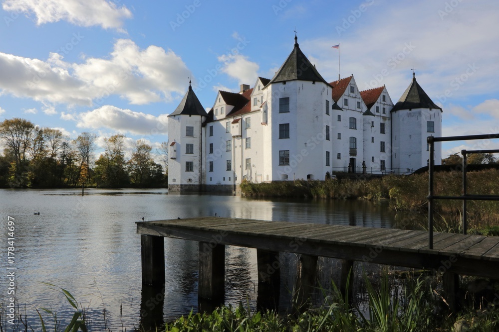 Schloss Glücksburg, romantisches Wasserschloss, malerische Herbststimmung
