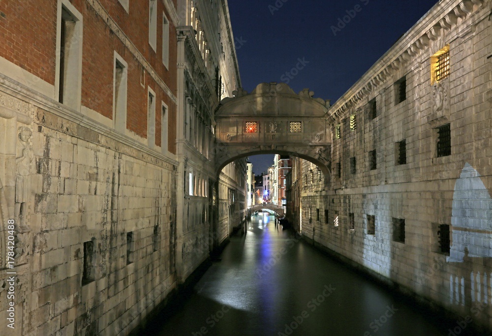 Naklejka premium VENICE of Sighs at night using long exposure