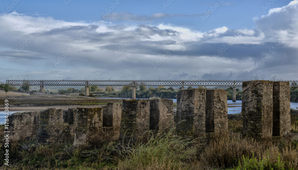Restes du pont du XVIIIe siècle à Abrantes, Ribatejo, Portugal