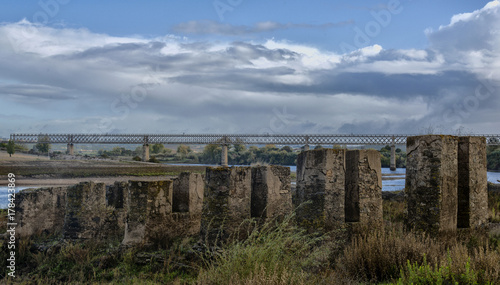 Restes du pont du XVIIIe siècle à Abrantes, Ribatejo, Portugal photo