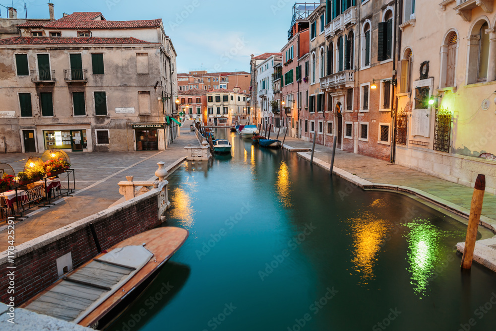 Fototapeta premium Canal in Venice at night.