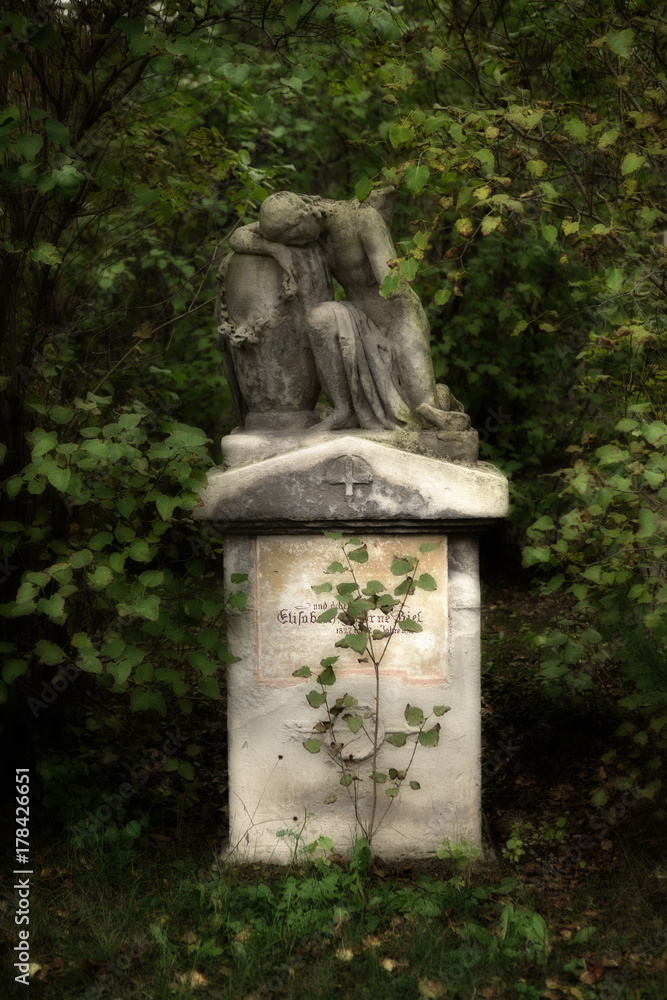 Verwitterter Grabstein mit Urne und trauerndem Genius - Friedhof St. Marx Verwitterter Grabstein mit Urne und trauerndem Genius - Friedhof St. Marx