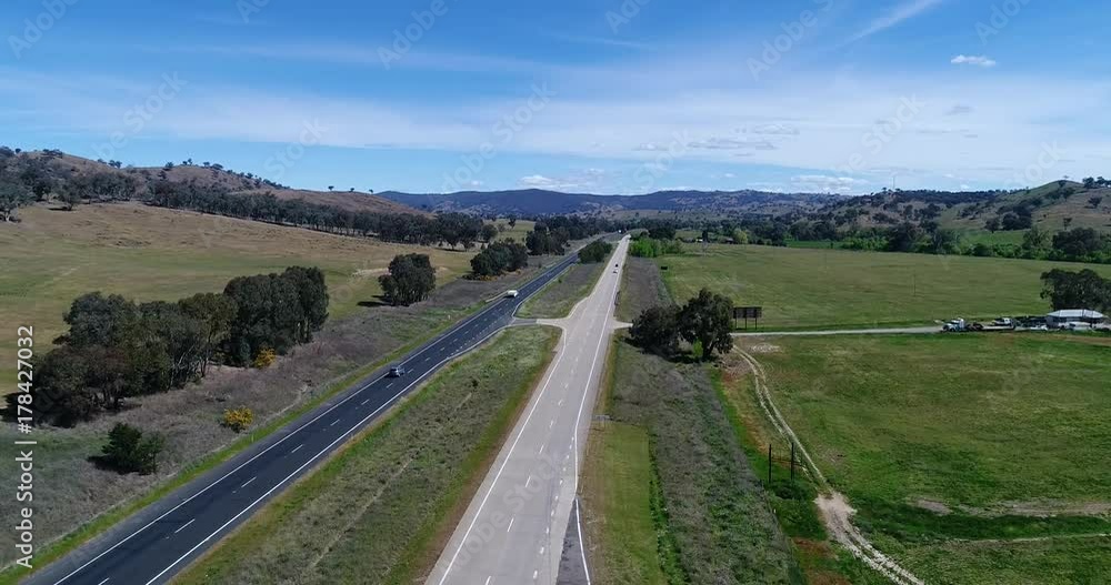 Hume Highway M31 in rural agricultural part of NSW with light day time traffic – descending.
Hume Highway M31 in rural agricultural part of NSW with light day time traffic – descending.