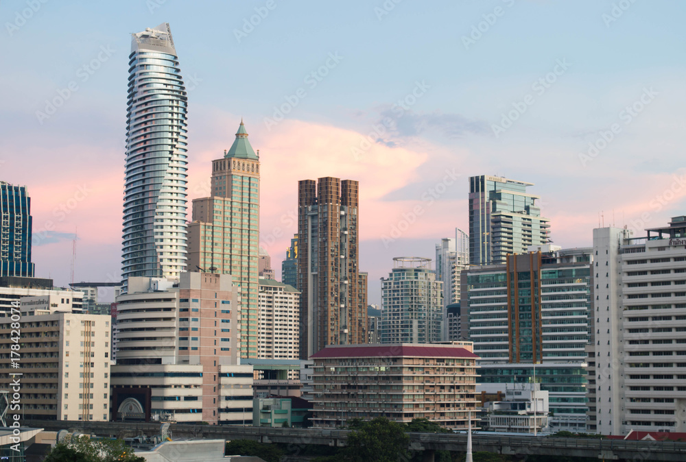 Naklejka premium Budynki Bangkok Sukhumvit