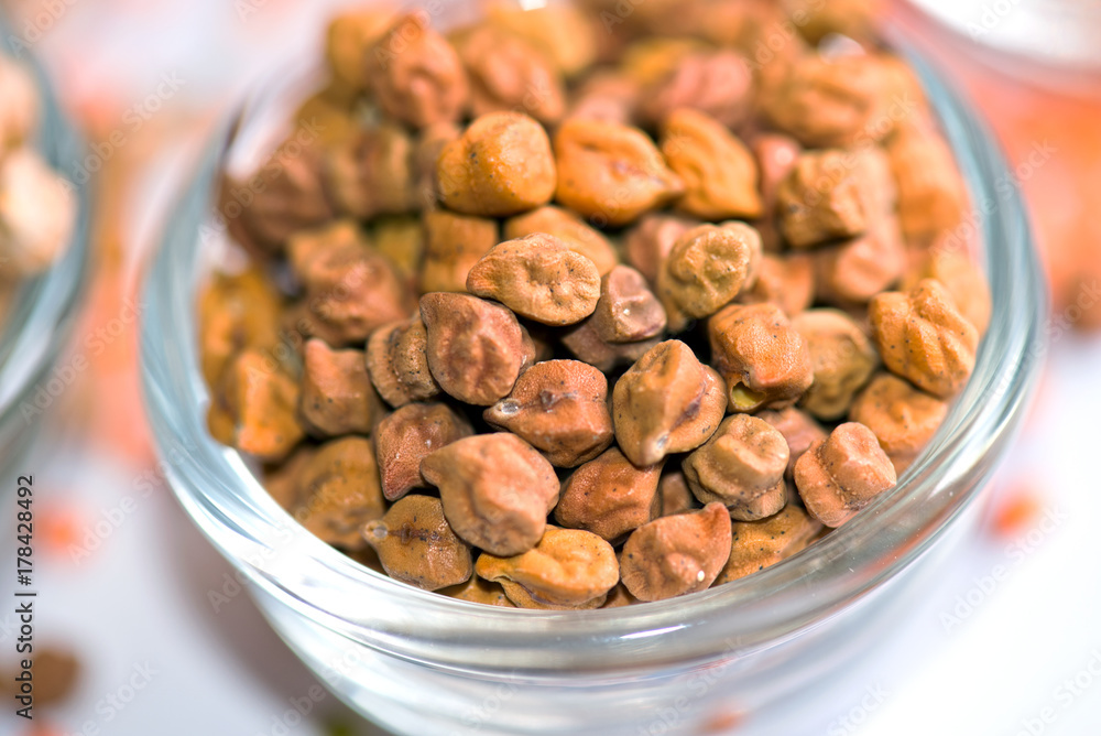 A close-up view of brown or black chickpeas (Kala Chana) in a glass bowl. These legumes are packed with protein, fiber, and essential nutrients, making them a staple in many Indian and Middle Eastern A close-up view of brown or black chickpeas (Kala Chana) in a glass bowl. These legumes are packed with protein, fiber, and essential nutrients, making them a staple in many Indian and Middle Eastern
