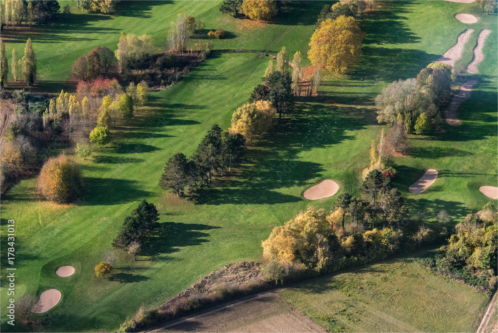 Vue aérienne du golf du Prieuré à l'automne dans le département du Val d'Oise en France
