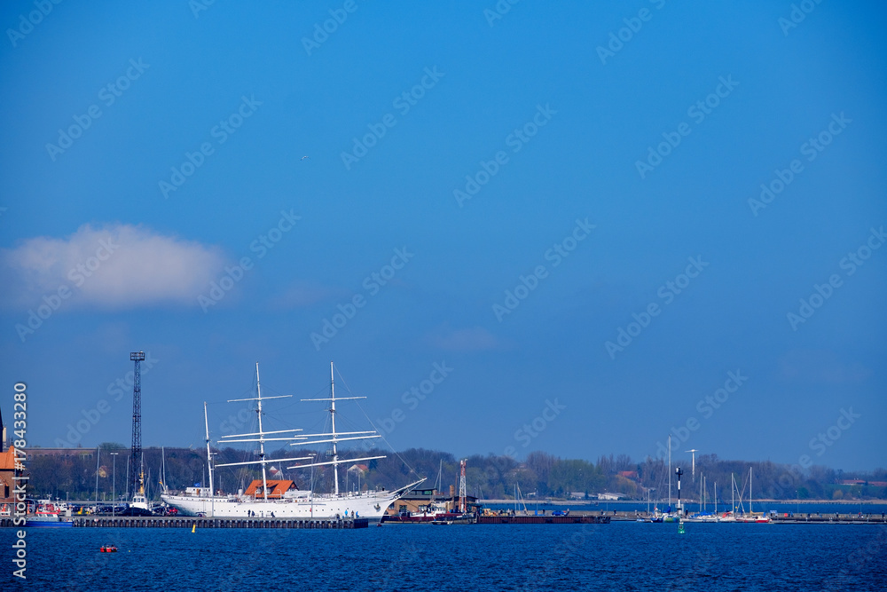 Segelschiff im Hafen von Stgralsund