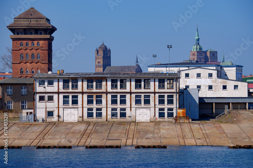 Gebäude im Hafen von Stralsund © fotografci