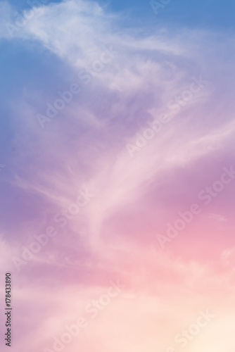 Fotografia sun and cloud background with a pastel colored