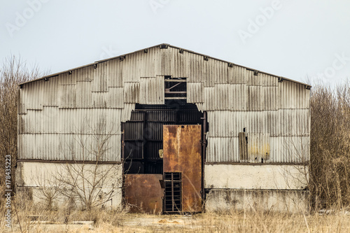 Foto Old abandoned dilapidated agricultural hangar