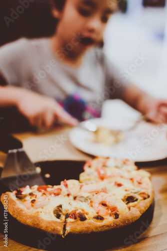 a girl eatting pizza