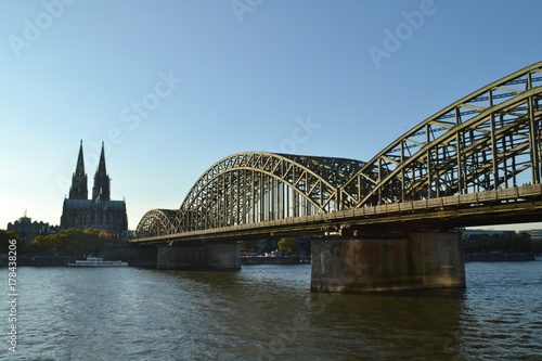 Hohenzollernbrücke over de Rijn in Keulen met Keulse Dom op de achtergrond © henkbouwers