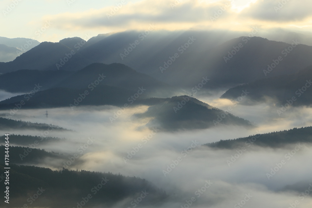 里山の夜明けと朝霧　眺海の森　Chokainomori, Shonai, Yamagata, Japan