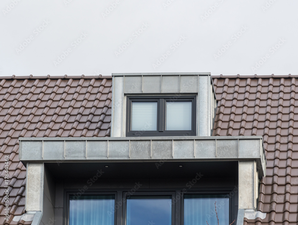 Dachgaube eines Hauses aus Zinkblech
