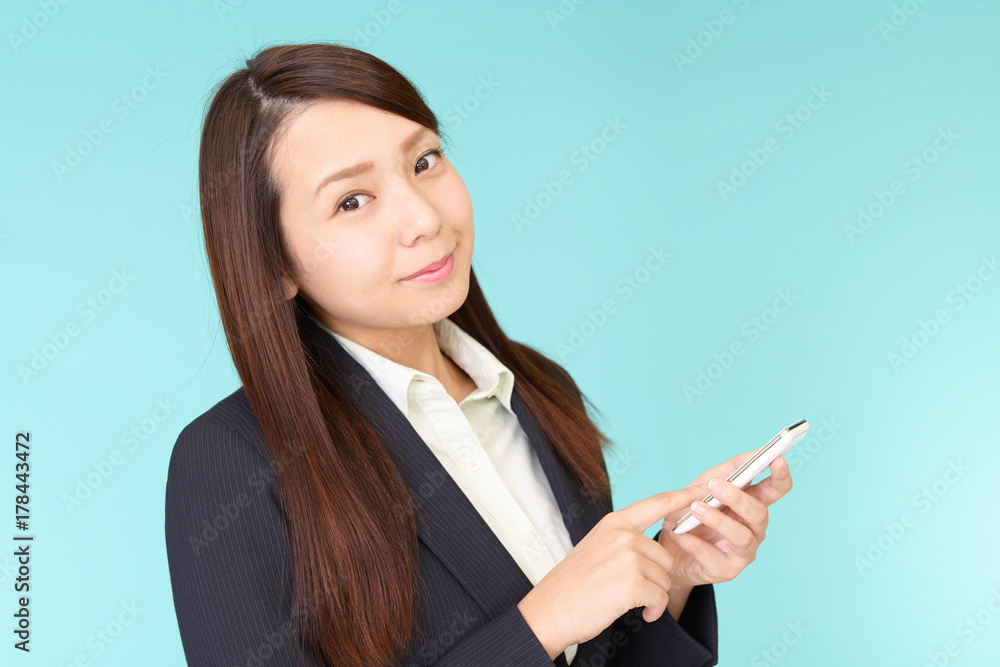 スマートフォンを持つ女性 スマートフォンを持つ女性
