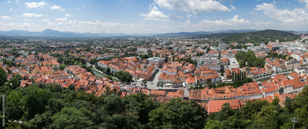 Vue panorama sur la vile de Ljubljana depuis le Château, en Slovénie