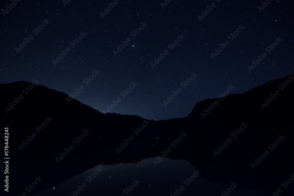 Ciel étoilé au-dessus du Lac de Bohinj en Slovénie