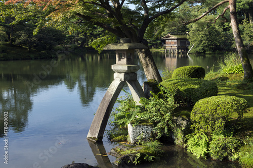 夏の兼六園 徽軫灯籠と霞ヶ池 ※灯籠の隣のモミジは若い木に変わりました