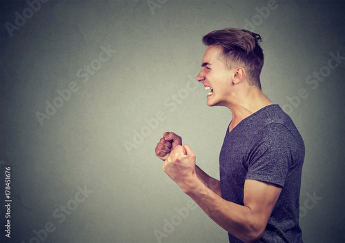 Fotografia portrait of angry man screaming
