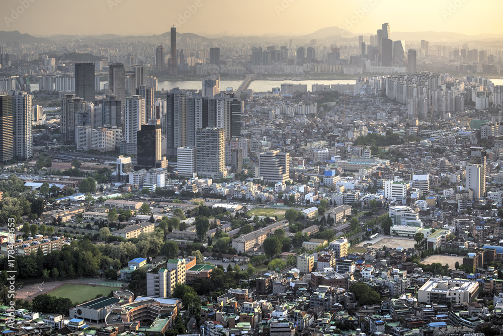 Obraz premium Zachód słońca nad miastem Seul