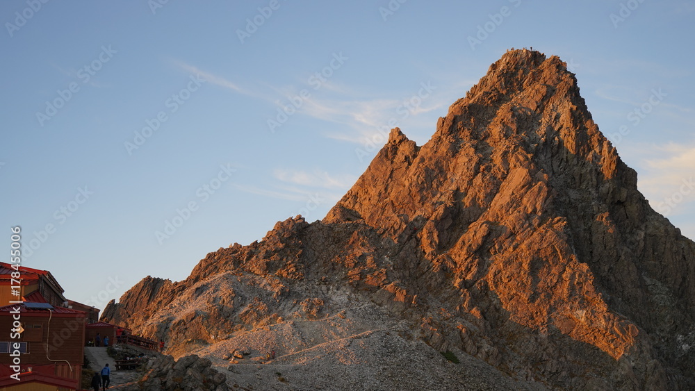 北アルプス槍ヶ岳登山、夕暮れに赤く染まる槍ヶ岳山頂部