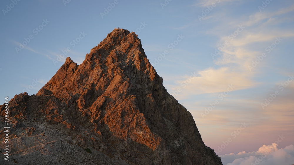 北アルプス槍ヶ岳登山、夕暮れの槍ヶ岳山頂部
