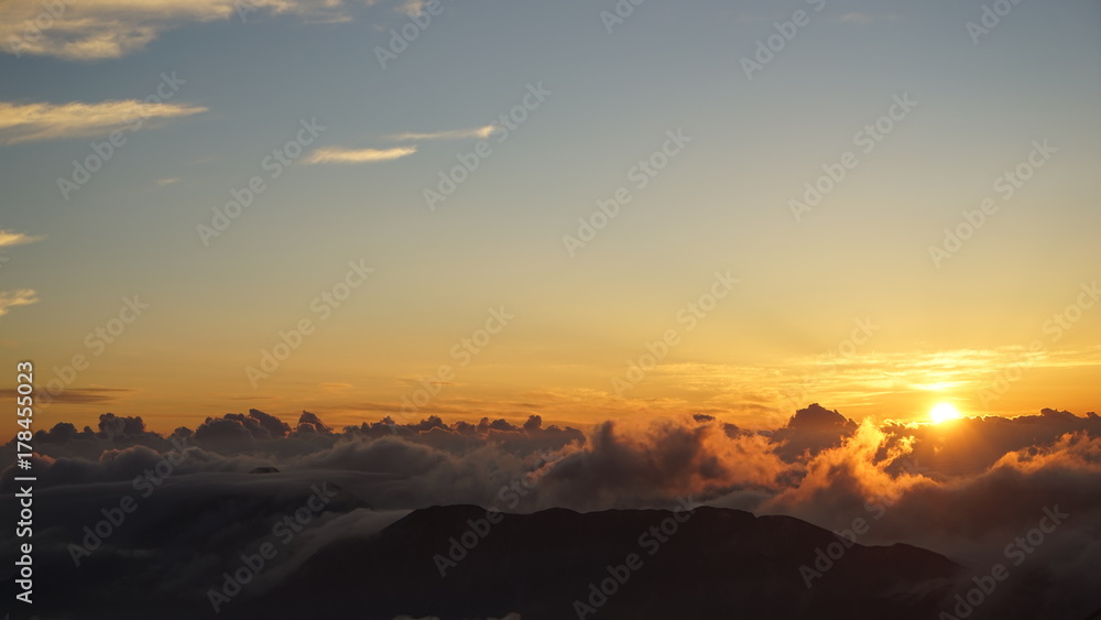 北アルプス槍ヶ岳登山、槍ヶ岳山荘まえから見る夕日