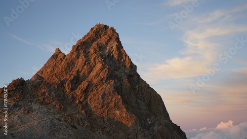 北アルプス槍ヶ岳登山、夕暮れの槍ヶ岳山頂部