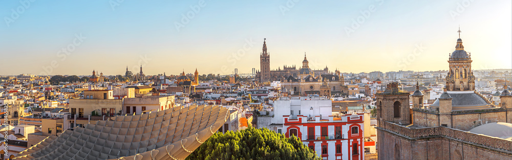 Naklejka premium Panorama historycznego centrum Sewilli w Andaluzji w Hiszpanii.