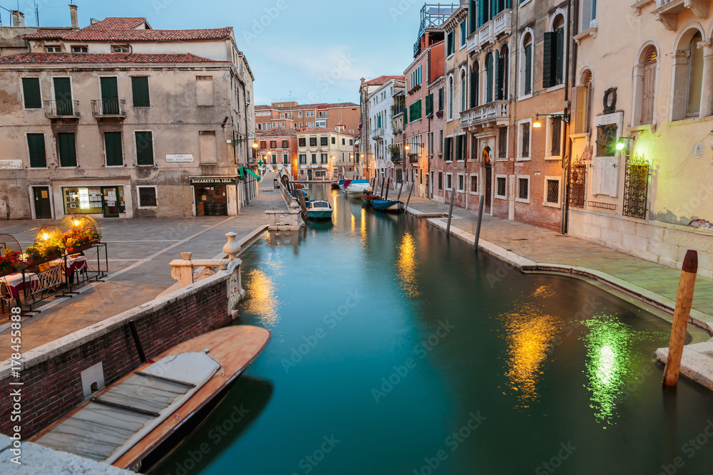 Fototapeta premium Canal in Venice at night.