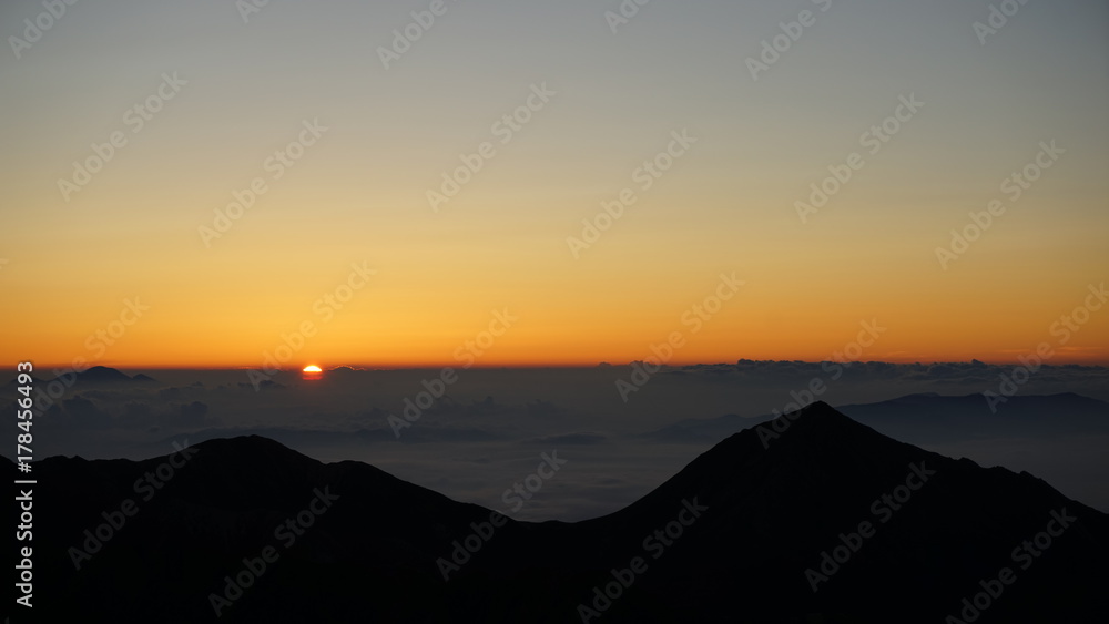 北アルプス槍ヶ岳登山、常念岳の雲海の向こうから登る朝日