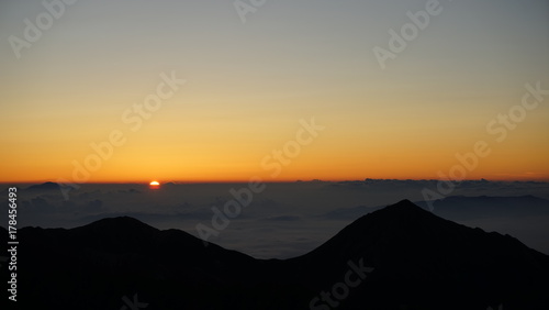 北アルプス槍ヶ岳登山、常念岳の雲海の向こうから登る朝日 © corosukechan3