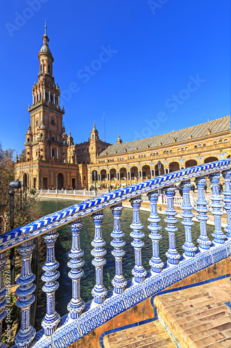 Photographie Bridge of Plaza Espana in Sevilla , Spain. Tiled ornaments.