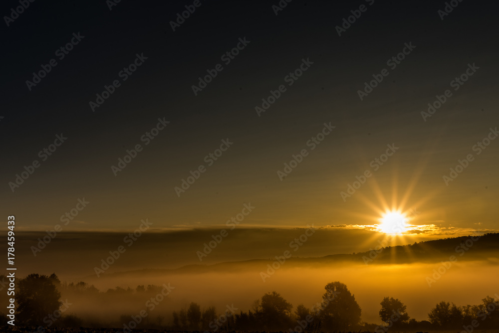 Obraz premium Sun and mist
