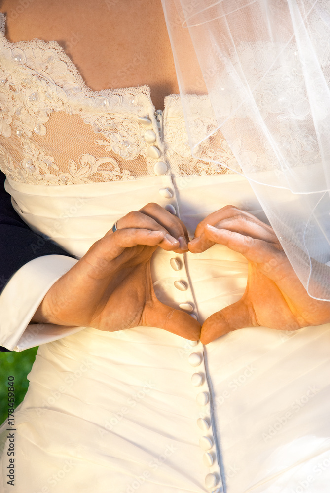 Just married - Happy wedding couple - symbol -  heart - Brautpaar bei der Hochzeit - Umarmung - Herz - Nahaufnahme 