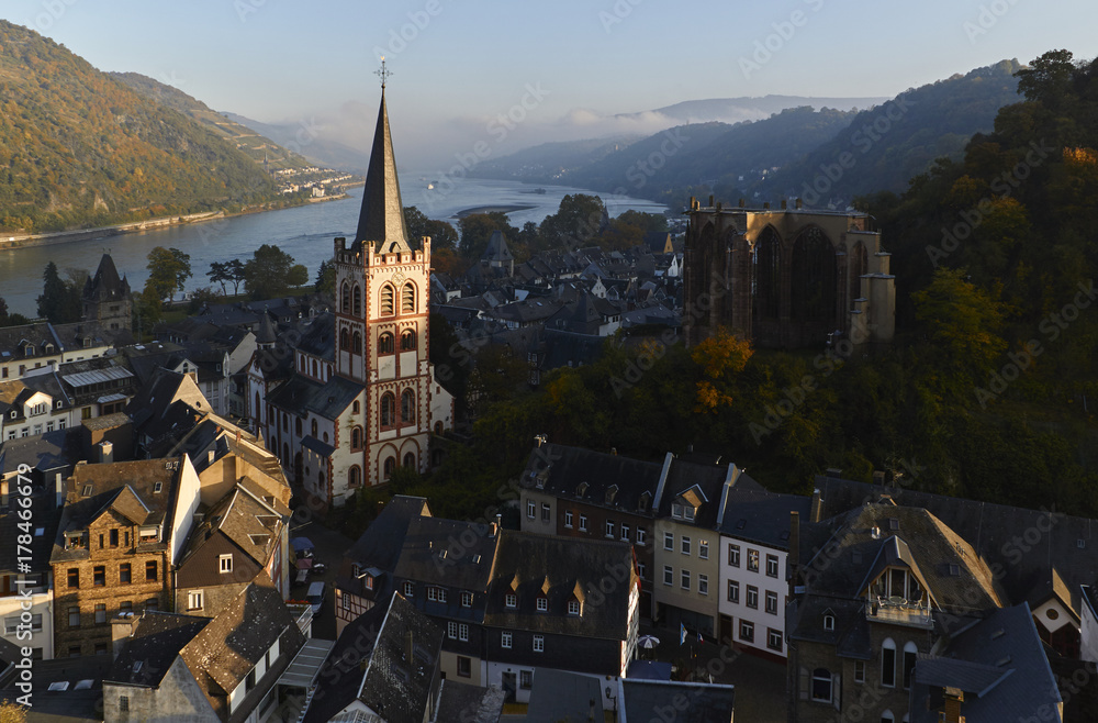 Naklejka premium Bacharach am Rhein, Abenddämmerung im Herbst