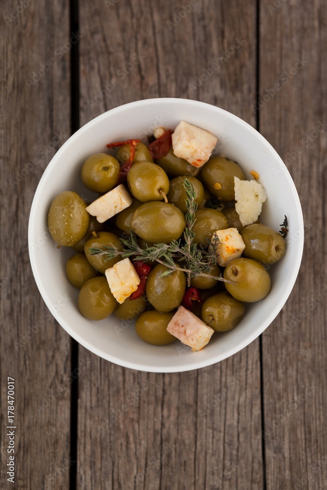 Naklejka premium Directly above shot on olives with cheese served in bowl